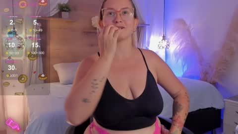 Snapshot of heidishayk chatting on 02-14-25, 10:25 ANTARA REY online show from 02-14-25, 10:25