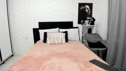 Snapshot of heidixcutie chatting on 11-06-25, 05:08 Heidi online show from 11-06-25, 05:08