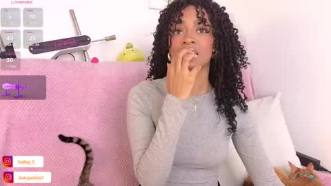 Snapshot of heily_fox chatting on 02-17-25, 08:36 HEILY  online show from 02-17-25, 08:36