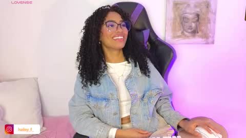 Snapshot of heily_fox chatting on 02-26-25, 07:20 HEILY  online show from 02-26-25, 07:20