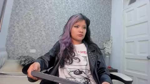 Snapshot of hela_strossner chatting on 09-19-25, 12:06 Hella online show from 09-19-25, 12:06