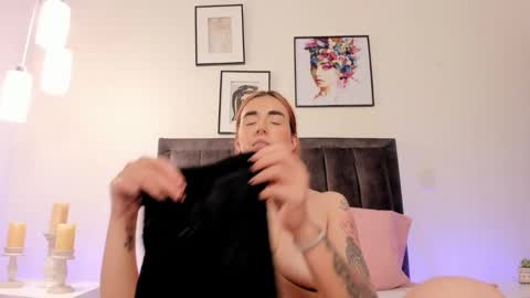 Snapshot of helen_mooree chatting on 03-12-25, 01:40 Helen online show from 03-12-25, 01:40