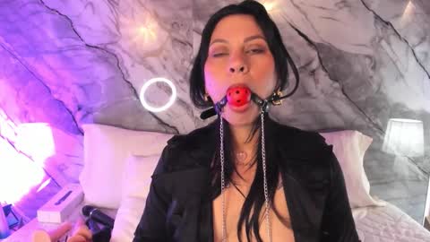 Helena Saenz online show from 11-29-25, 01:03