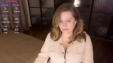 Snapshot of helenbonham chatting on 04-26-26, 10:51 Helena Bonham online show from 04-26-26, 10:51