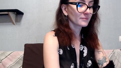 Snapshot of helenred chatting on 12-25-24, 07:46 HelenRed online show from 12-25-24, 07:46