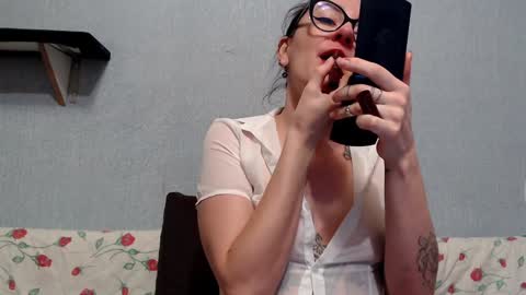 Snapshot of helenred chatting on 12-29-24, 10:56 HelenRed online show from 12-29-24, 10:56