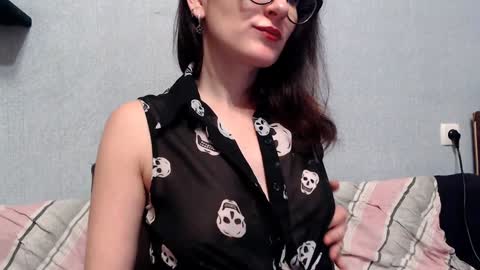 Snapshot of helenred chatting on 12-30-24, 01:03 HelenRed online show from 12-30-24, 01:03