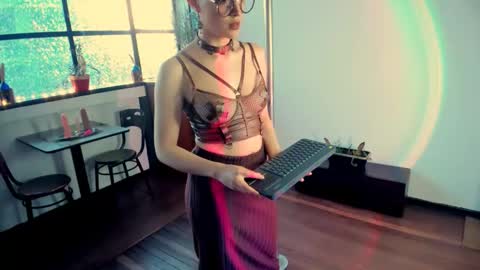 Snapshot of heliconiavannucci chatting on 10-07-25, 10:40 Heliconia online show from 10-07-25, 10:40