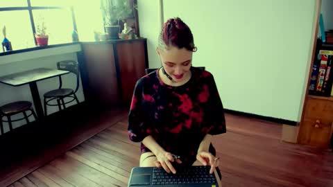 Snapshot of heliconiavannucci chatting on 10-12-25, 05:56 Heliconia online show from 10-12-25, 05:56