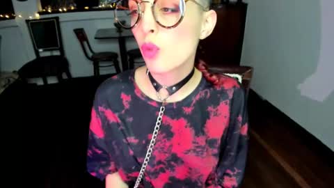 Snapshot of heliconiavannucci chatting on 10-19-25, 01:06 Heliconia online show from 10-19-25, 01:06