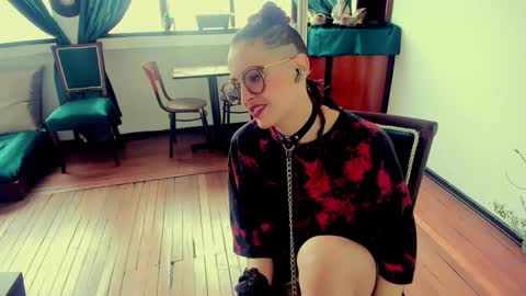 Snapshot of heliconiavannucci chatting on 10-22-25, 03:23 Heliconia online show from 10-22-25, 03:23