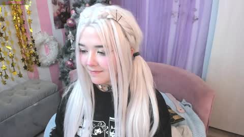 Snapshot of hell_fairy chatting on 12-04-24, 04:21 Laura online show from 12-04-24, 04:21