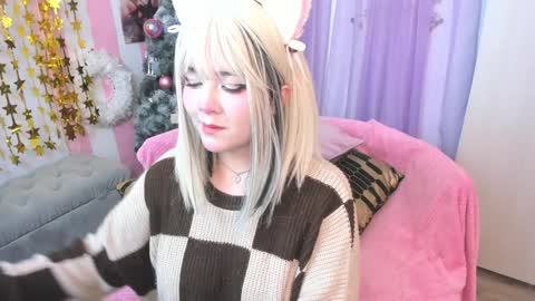 Snapshot of hell_fairy chatting on 01-06-25, 12:59 Laura online show from 01-06-25, 12:59