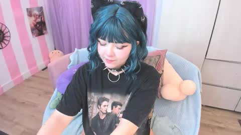 Snapshot of hell_fairy chatting on 11-14-25, 04:11 Laura online show from 11-14-25, 04:11