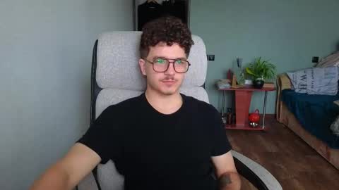 Snapshot of hellish_sugar chatting on 11-12-25, 08:04 Remy online show from 11-12-25, 08:04