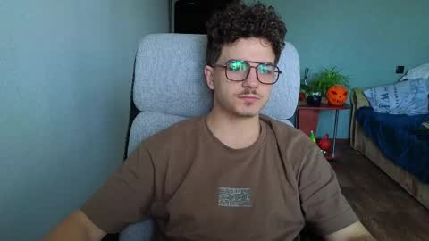 Snapshot of hellish_sugar chatting on 11-18-25, 09:58 Remy online show from 11-18-25, 09:58