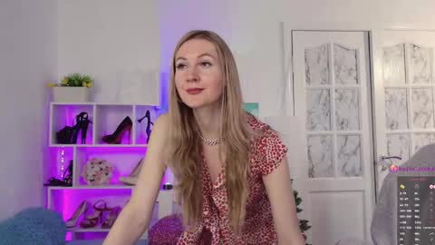 Snapshot of hello_lisha chatting on 12-18-24, 08:31 Alisia  Monday to Friday from 10 am to 4 pm GMT 2 online show from 12-18-24, 08:31