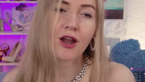 Snapshot of hello_lisha chatting on 02-05-25, 11:12 Alisia  Monday to Friday from 10 am to 4 pm GMT 2 online show from 02-05-25, 11:12