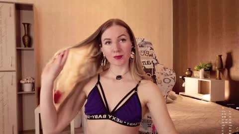 Alisia  Monday to Friday from 10 am to 4 pm GMT 2 online show from 04-07-26, 09:21