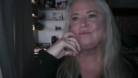Snapshot of helloimhunny chatting on 02-24-25, 08:25 Hunnys Hive online show from 02-24-25, 08:25