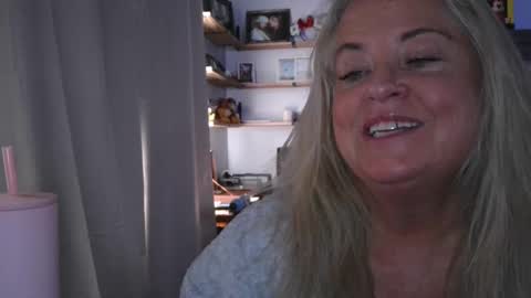 Snapshot of helloimhunny chatting on 02-25-25, 09:13 Hunnys Hive online show from 02-25-25, 09:13