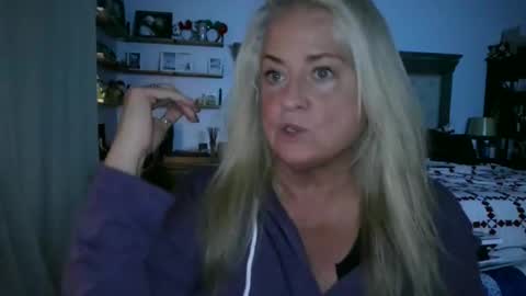 Snapshot of helloimhunny chatting on 03-11-25, 11:26 Hunnys Hive online show from 03-11-25, 11:26