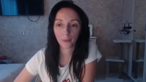 Snapshot of hellokittykaty chatting on 02-04-25, 06:25 Victory online show from 02-04-25, 06:25