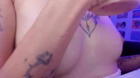 Snapshot of helloskinnygirls chatting on 10-14-25, 09:59 Raven and Momo online show from 10-14-25, 09:59