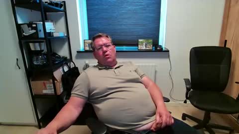 Snapshot of henrikrp1971 chatting on 05-06-26, 04:56 henrikrp1971 online show from 05-06-26, 04:56