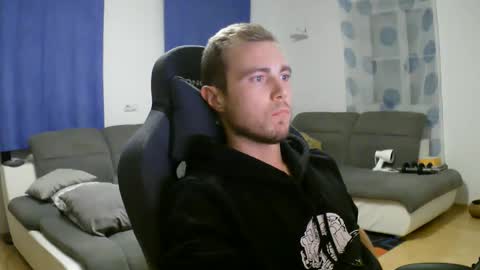 Snapshot of herbstenden chatting on 12-17-25, 06:58 John Pearl online show from 12-17-25, 06:58