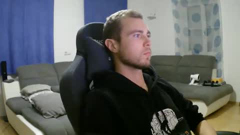 Snapshot of herbstenden chatting on 12-20-25, 07:10 John Pearl online show from 12-20-25, 07:10