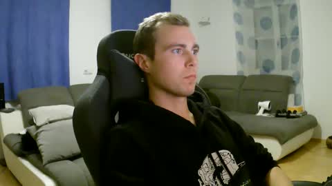 Snapshot of herbstenden chatting on 12-22-25, 07:55 John Pearl online show from 12-22-25, 07:55