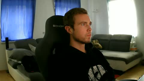 Snapshot of herbstenden chatting on 02-07-26, 03:16 John Pearl online show from 02-07-26, 03:16