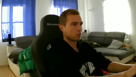 Snapshot of herbstenden chatting on 03-04-26, 02:45 John Pearl online show from 03-04-26, 02:45