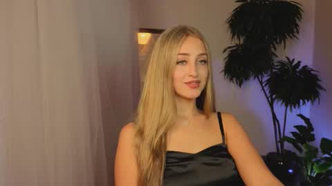 Snapshot of here_wego_again_ chatting on 09-18-25, 02:13 Elise online show from 09-18-25, 02:13