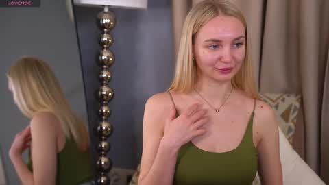 Snapshot of hey_becky chatting on 03-02-26, 08:43 Becky online show from 03-02-26, 08:43