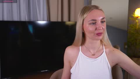 Snapshot of hey_becky chatting on 03-20-26, 08:19 Becky online show from 03-20-26, 08:19