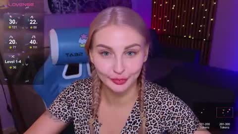 Snapshot of hey_cassie chatting on 11-17-25, 04:13 hey_cassie online show from 11-17-25, 04:13