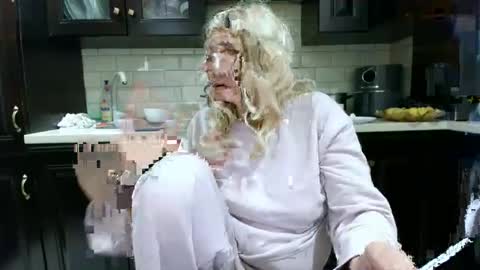 Snapshot of heyheygrey chatting on 11-16-25, 03:28 Heyheygrey online show from 11-16-25, 03:28