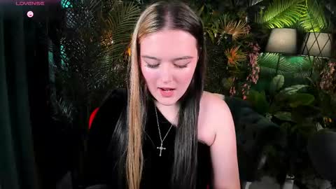 Snapshot of heymarybaby chatting on 09-22-25, 05:09 Amazing Mary  online show from 09-22-25, 05:09