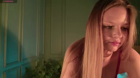 Snapshot of hidden_charm_ chatting on 11-20-25, 12:38 My name is Angelina but I like when you call me Angel online show from 11-20-25, 12:38