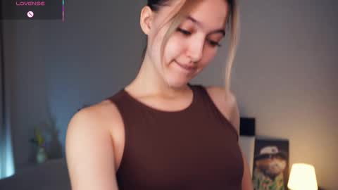 Snapshot of hip_hop_baby chatting on 09-12-25, 07:03 Leya Day Mary Night PvT Open online show from 09-12-25, 07:03