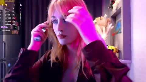 Ella online show from 09-17-25, 05:25