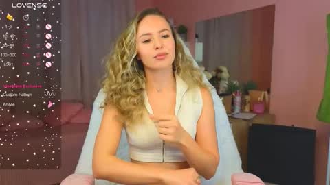 Snapshot of hloya_jons chatting on 09-21-25, 11:17 Ksenia online show from 09-21-25, 11:17