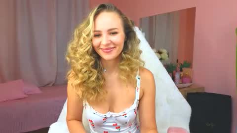 Snapshot of hloya_jons chatting on 10-13-25, 12:21 Ksenia online show from 10-13-25, 12:21