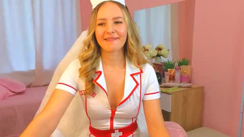 Snapshot of hloya_jons chatting on 10-18-25, 01:52 Ksenia online show from 10-18-25, 01:52