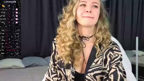 Snapshot of hloya_jons chatting on 10-22-25, 01:06 Ksenia online show from 10-22-25, 01:06