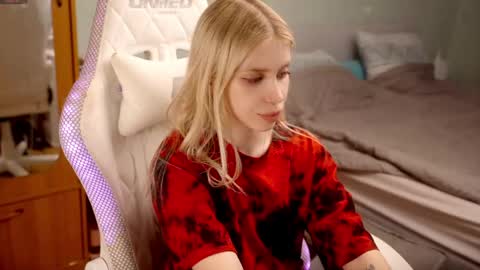 Snapshot of ho1yh01e chatting on 05-27-26, 06:49 Holly online show from 05-27-26, 06:49