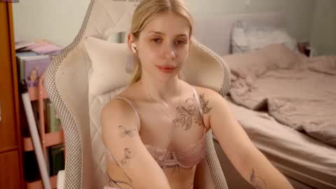 Snapshot of ho1yh01e chatting on 06-02-26, 08:44 Holly online show from 06-02-26, 08:44