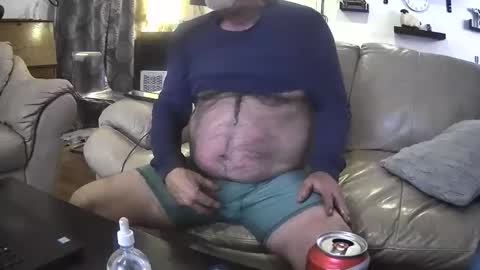 Snapshot of hobohoeless chatting on 12-17-25, 05:57 hobohoeless online show from 12-17-25, 05:57